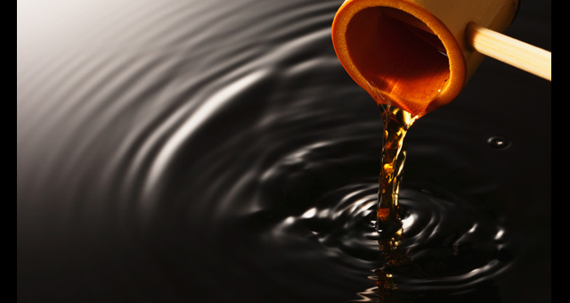 1.鹿児島県坂元醸造の黒酢 200年の伝統をもつ国内屈指の黒酢醸造所である、鹿児島県の坂元醸造の黒酢を使用。こだわりの米と天然の湧き水で作られる黒酢に、栄養が濃凝されている黒酢もろみも成分も贅沢に配合。活動的な毎日を支える、必須アミノ酸を豊富に取り入れることができます。